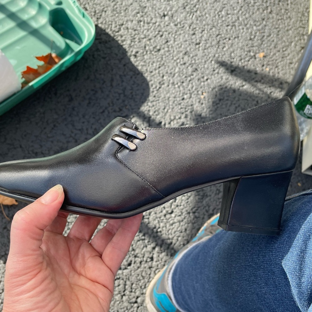 Pair of black leather karen Scott shoes in size 10. Great classic shoe